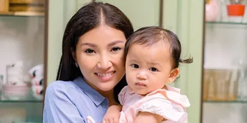 Sarwendah Ajak Thania Jalan-jalan Tanpa Turun dari Mobil