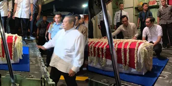 SBY, AHY dan Ibas Antarkan Jenazah Ibu Ani Sebelum Diterbangkan Ke Indonesia