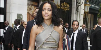 Sebar Video, Rihanna Pakai Baju Transparan dan Pamer Dada