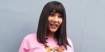 Sebelum Diamankan Polisi, Lucinta Luna Sempat Posting Foto Renang Bareng Pacar di Instagram