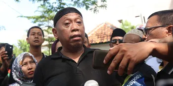 Sebelum Dimakamkan, Pusara Istri Tukul Sempat Tergenang Air