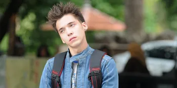 Sebelum Menikah, Stefan William Pose Pakai Oblong & Celana Kolor