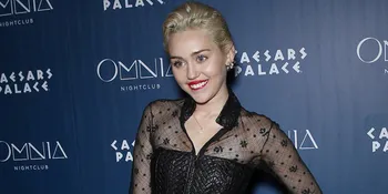 Sebelum Nge-Host di MTV VMAs, Miley Cyrus Pamer Selfie Bugil