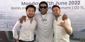 Sebelum Pulang Kampung ke Brasil, Raffi Ahmad Ajak Ronaldinho Buat Cetakan Tangan dari Lilin