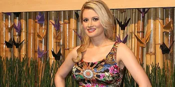 Sebulan Pasca Melahirkan, Holly Madison Kembali Seksi