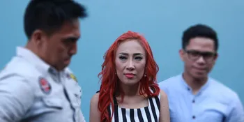 Dewi Sanca Sebut Bupati Intan Jaya Papap, Bukan Panggilan Sayang?