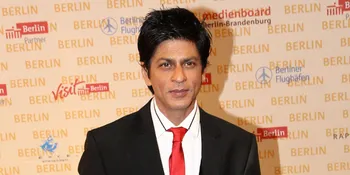 Sedang Syuting, Shahrukh Khan Ditabrak Motor?