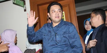 Sedih Terus, Farhat Abbas Sarankan Pipik Untuk Ganti Warna Baju