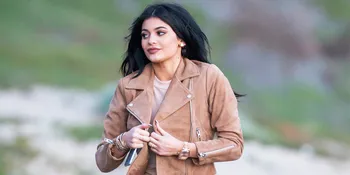 Selfie Cantik, Kylie Jenner Pamer Wajah Mirip Kim Kardashian