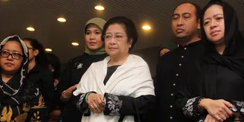 Sejumlah Selebriti Hadiri Pemakaman Taufiq Kiemas