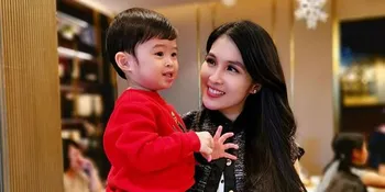 Sekolah Libur, Raphael Moeis Anak Sandra Dewi Jualan Es Krim Pakai Credit Card