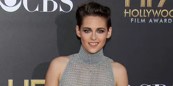 Seksi Bikin Ngiler, Kristen Stewart Pakai Baju Lubang-Lubang