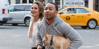 Seksi di Pantai, Istri John Legend Nekat Telanjang Bulat