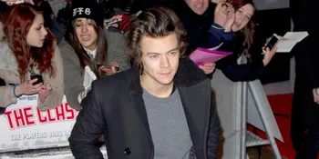 Seksi, Harry Styles 'Buka Baju' di Pernikahan Ibu Louis Tomlinson