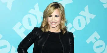 Seksinya Pose Demi Lovato Saat Berlibur di Pantai