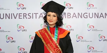 Selamat! Donita Jadi Sarjana dan Lulus Cumlaude
