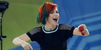 Selamat! Hayley Wiliam dan Chad Gilbert Akhirnya Bertunangan