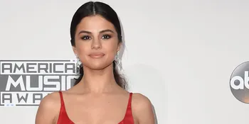 Selena Gomez Dikelilingi Couple Mesra, ke Mana The Weeknd?
