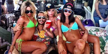 Selena Gomez: Film Bikini Ini Ide Mamaku