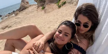 Selena Gomez Nikmati Moment Bachelorette Trip Sambil Berbikini Putih
