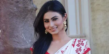 Selfie Bareng, Benarkah Mouni Roy Dekat Dengan Arjun Kapoor?