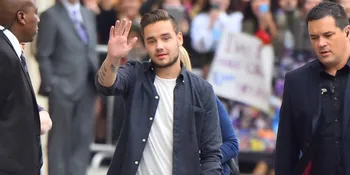 Selfie Bareng Fans, Member One Direction Pasang Senyum Palsu