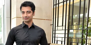 Selfie di Lokasi Syuting, Harshad Arora Makin Tembem?