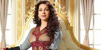 Selfie Polos Tanpa Make Up di Terik Mentari, Juhi Chawla Cantik?