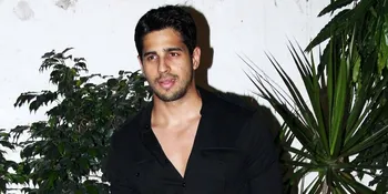 Selfie Sidharth Malhotra di Tengah Laut, Ganteng Mampus!