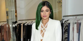 Selfie Tanpa Makeup, Wajah Asli Kylie Jenner Penuh Freckles