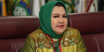 Semenjak Putuskan Cerai, Denada Jadikan Anak Seperti Boneka