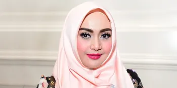 Sempat Dicekal, Edies Adelia Akhirnya Bisa Pergi Umrah