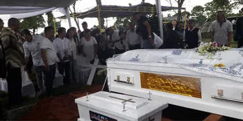 Sempat Terkena Hujan, Pemakaman Ayah Ruben Onsu Berjalan Lancar