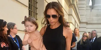 Senyum Paling Langka Victoria Beckham, Mau Tahu?