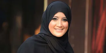 Seorang Ibu Berikan Sepeda Motor Hijau Pada Istri Uje