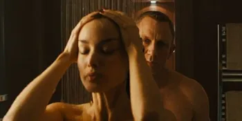 Seorang Penonton Nekat 'Memuaskan Diri' Saat Tonton 'SKYFALL'