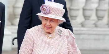 Sepatu Ratu Inggris Ini Usianya Hampir 50 Tahun, Masih Keren?