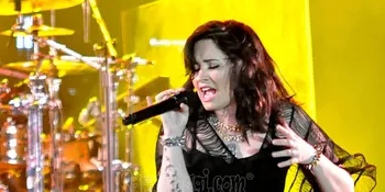 Serba Merah, Demi Lovato Bikin Panas MTV VMA 2014