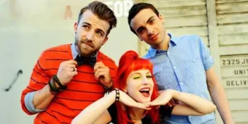 Serunya Aksi Salto Bassis Paramore