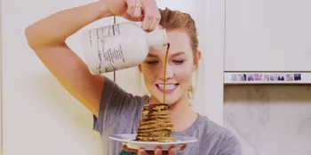 Serunya Masak Pancake Bareng Karlie Kloss, Cuma Pakai 3 Bahan!