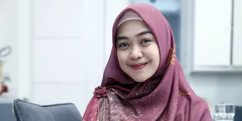 Serunya Ria Ricis Bagi THR Umroh Gratis ke Tour Guide Saat Liburan di Singapura
