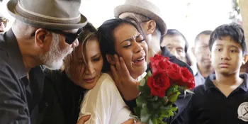 Setelah 3 Bulan Dilarang Ketemu, Karen Pooroe Ketemu dan Peluk Putrinya Lagi Dalam Kondisi tak Bernyawa