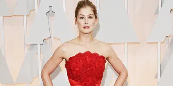 Setelah Ben Affleck, Rosamund Pike Akan Main Sama Christian Bale