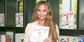 Setelah Lahiran, Chrissy Teigen Umbar Dada dalam Foto Seksi Ini