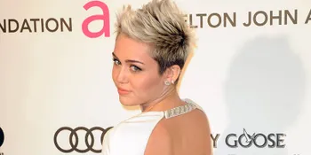 Setelah Menangis, Busana Miley Cyrus Melorot!