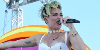 Setelah Video Klip Seksi, Kini Miley Cyrus Bugil di Majalah