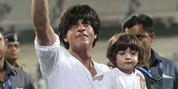 Shahrukh Khan &#38; AbRam Suka Jalanan Macet, Alasannya Bikin Melting