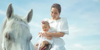 Shandy Aulia Naik Kuda Bareng Claire Bak Bidadari, Netizen Malah Salfok Sama Sandal Jepitnya