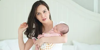 Shandy Aulia Pakai High Heels &#38; Dandan Seksi Saat Cuci Baju, Netizen: Kece Badai!