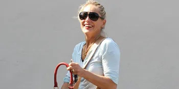 Sharon Stone Pakai Tas Bergambar Wajah Obama